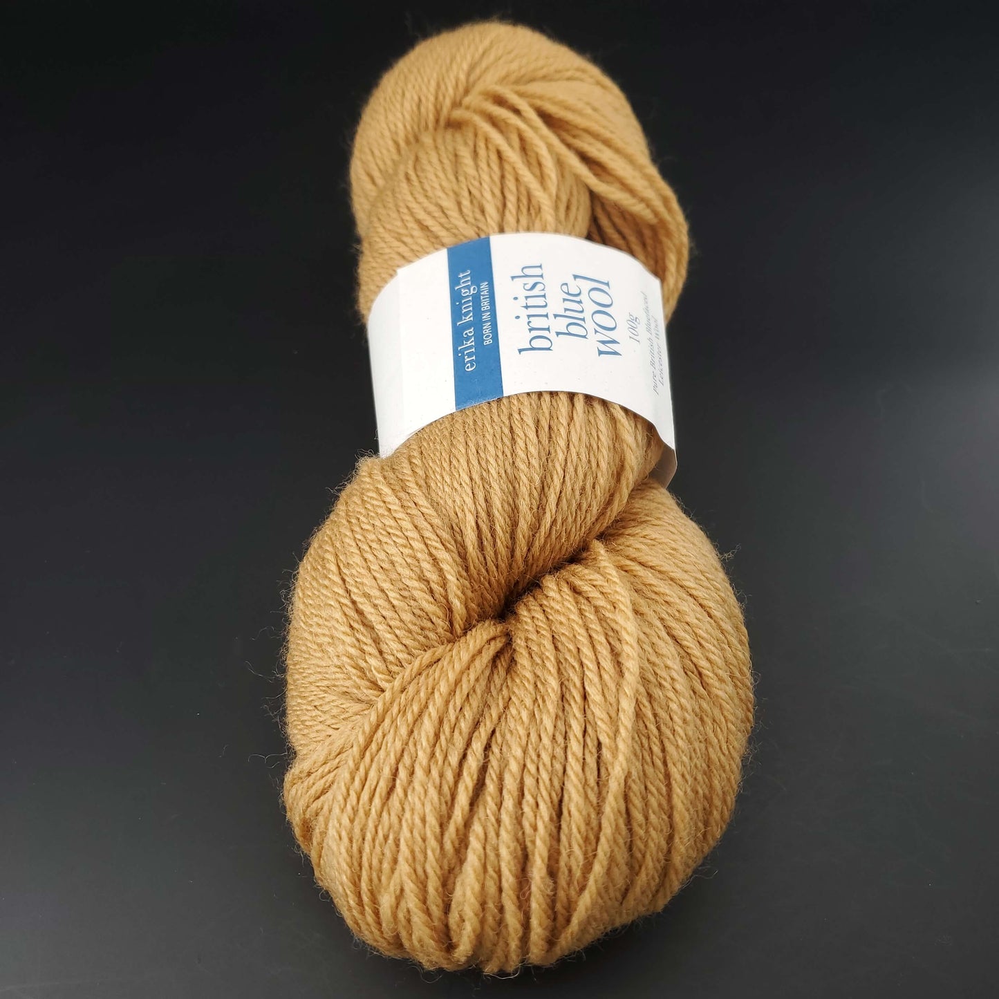 Echeveau de laine British blue d'erika knight coloris 604 mrs dalloway sur fond noir