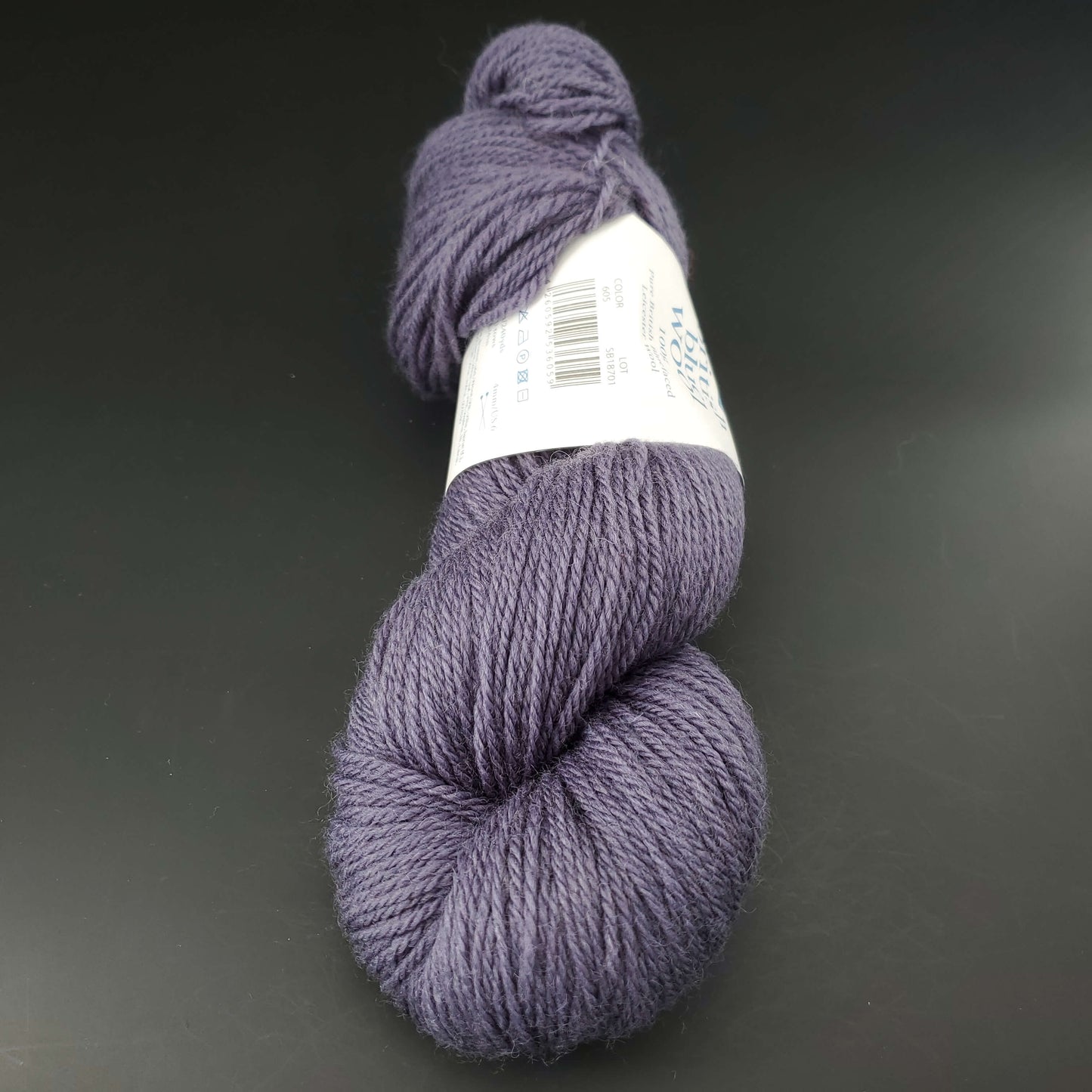 Echeveau de laine British blue d'erika knight coloris 605 french sur fond noir