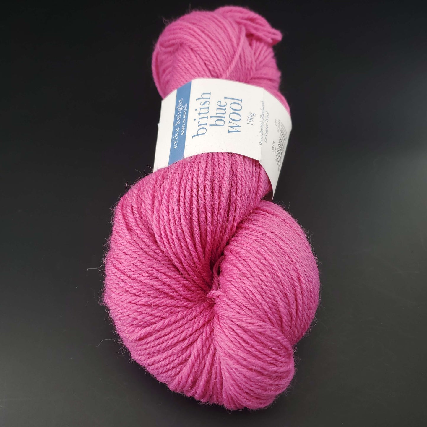 Echeveau de laine British blue d'erika knight coloris 606 ballets russes sur fond noir