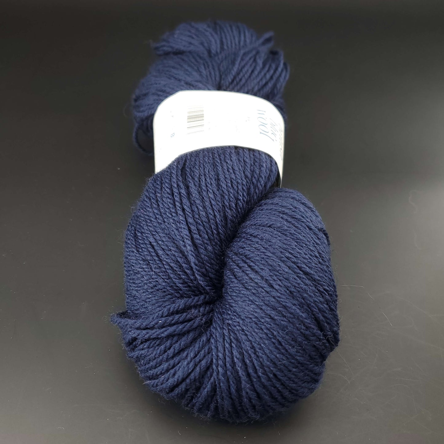 Echeveau de laine British blue d'erika knight coloris 607 cloak sur fond noir