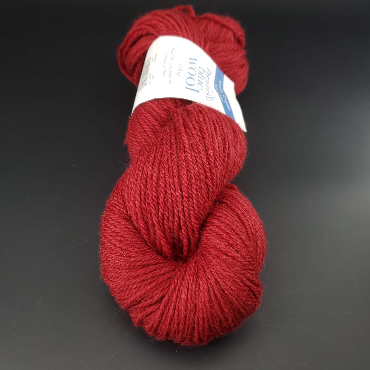 Echeveau de laine British blue d'erika knight coloris 608 gordon sur fond noir