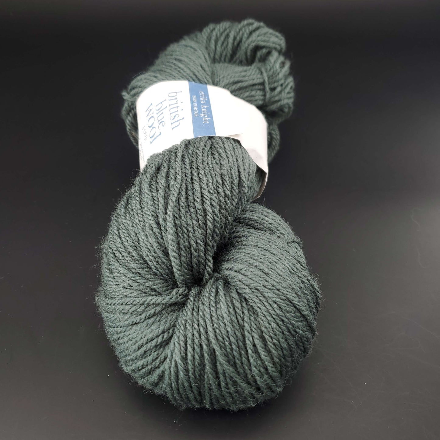 Echeveau de laine British blue d'erika knight coloris 609 shrub sur fond noir