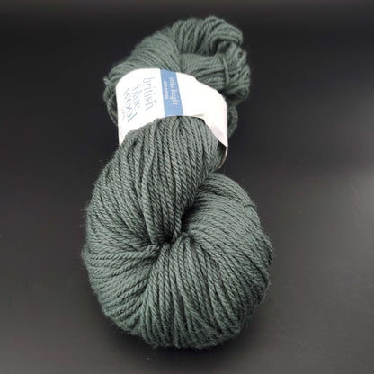 Echeveau de laine British blue d'erika knight coloris 609 shrub sur fond noir