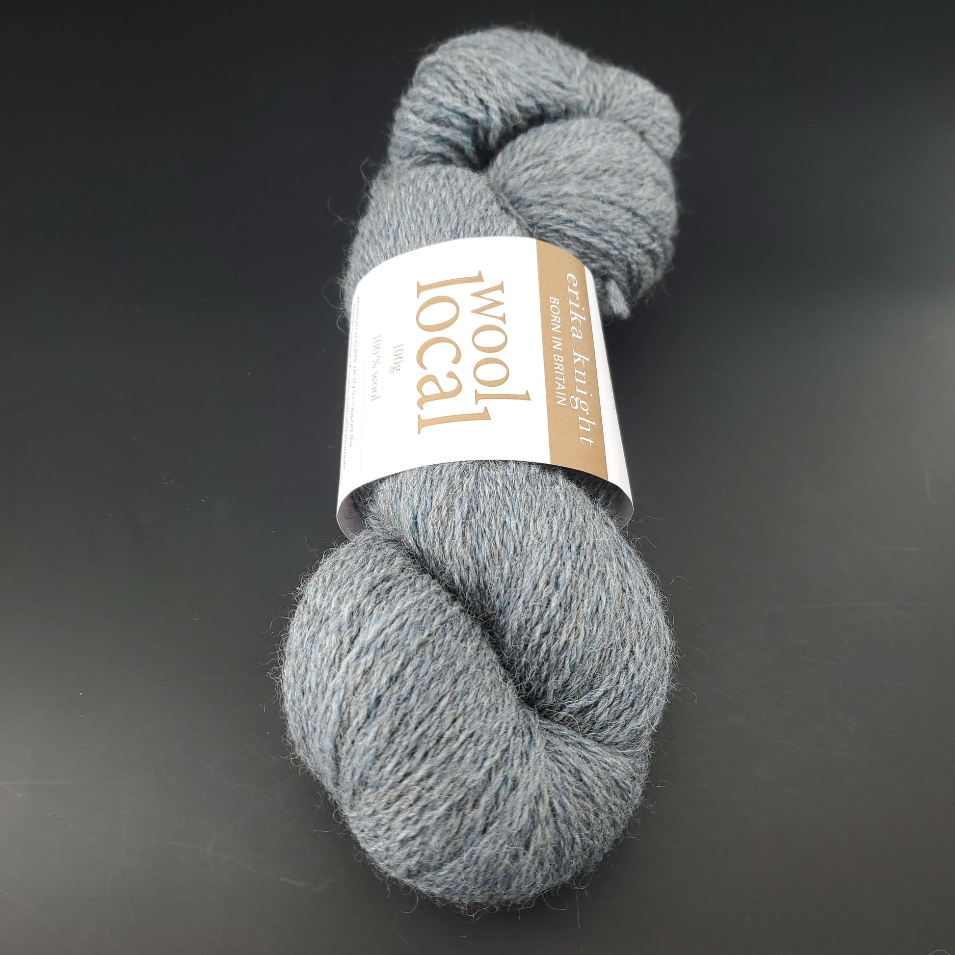 echeveau de laine erika knight wool local coloris 801 bennett pale blue sur fond noir