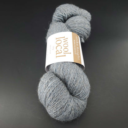 echeveau de laine erika knight wool local coloris 801 bennett pale blue sur fond noir
