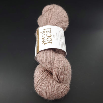 echeveau de laine erika knight wool local coloris 802 rosedale pale pink sur fond noir