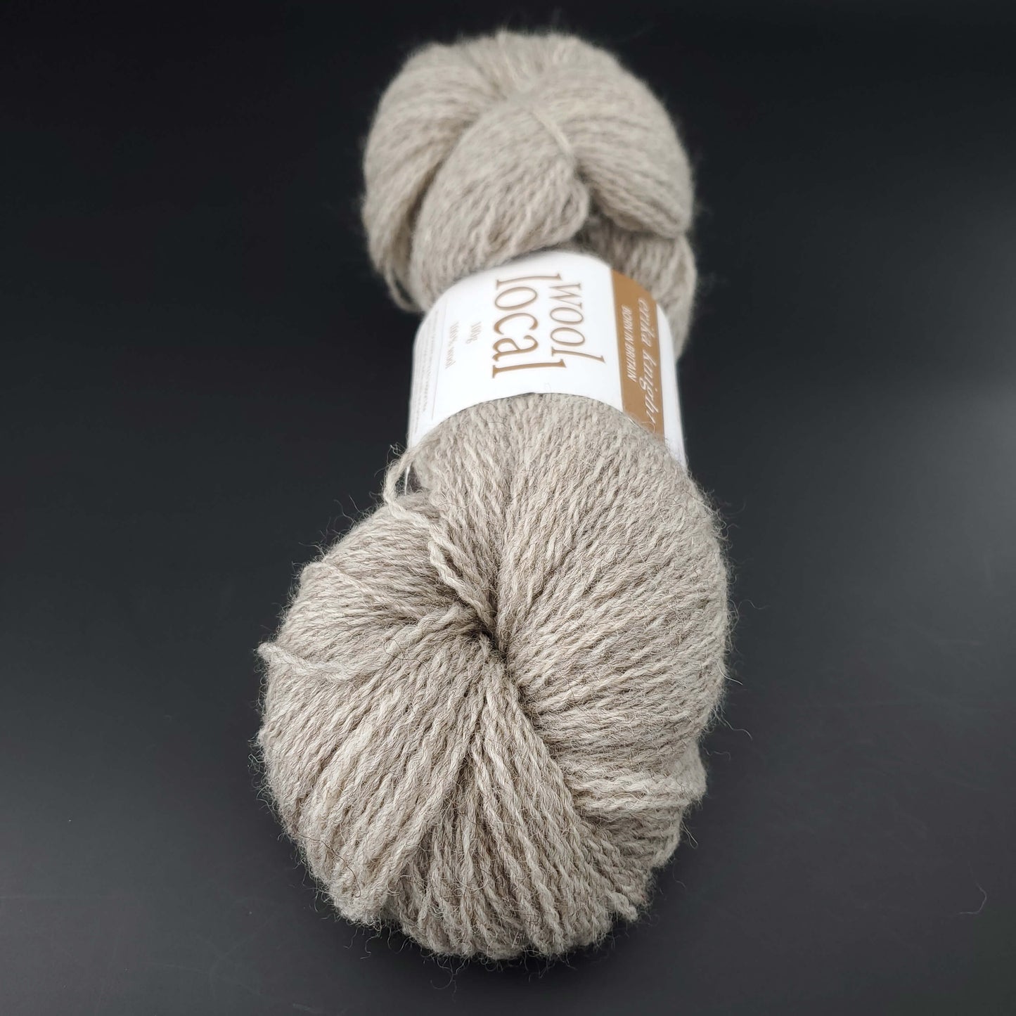 echeveau de laine erika knight wool local coloris 804 gritstone flax sur fond noir