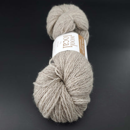echeveau de laine erika knight wool local coloris 804 gritstone flax sur fond noir