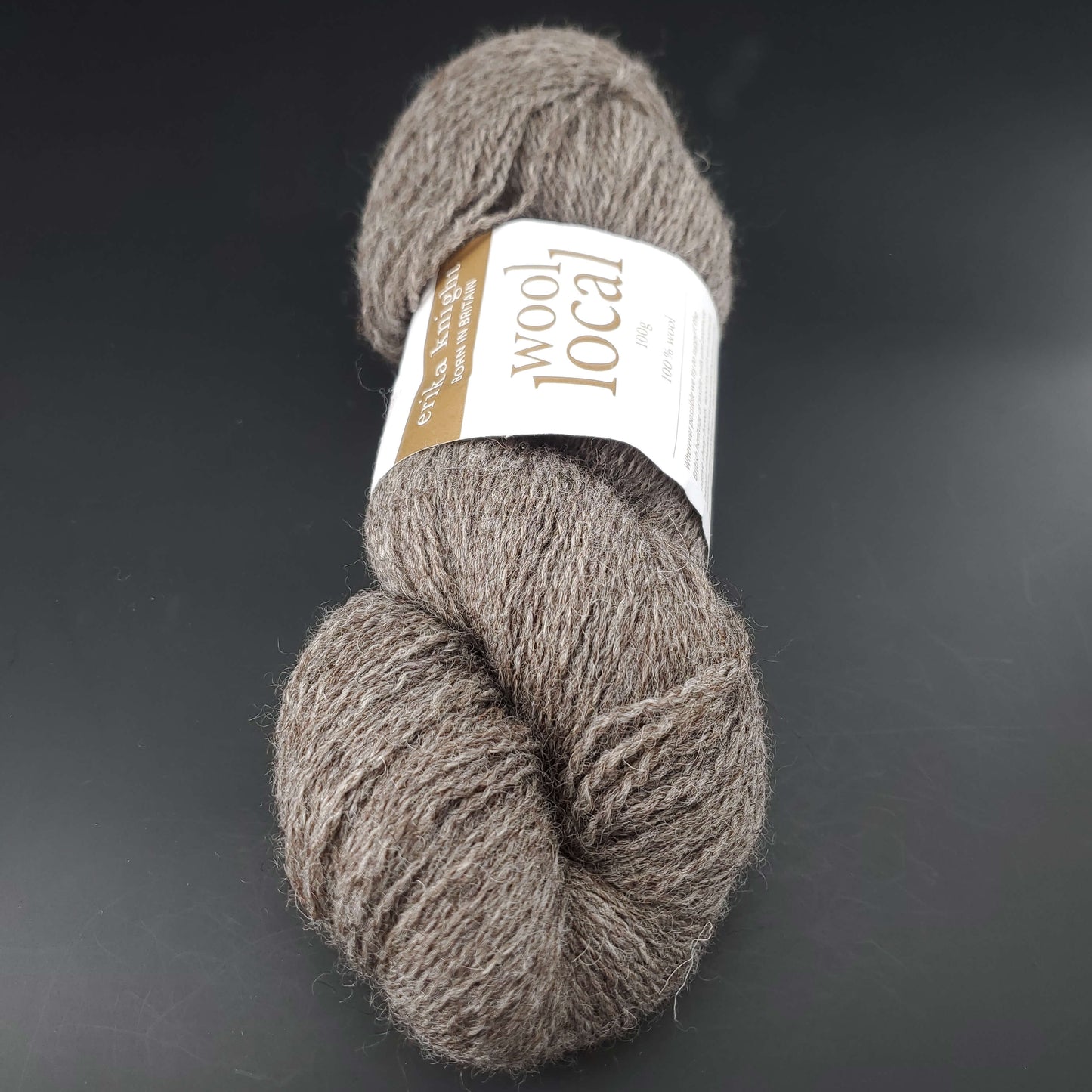 echeveau de laine erika knight wool local coloris 805 ted brown sur fond noir