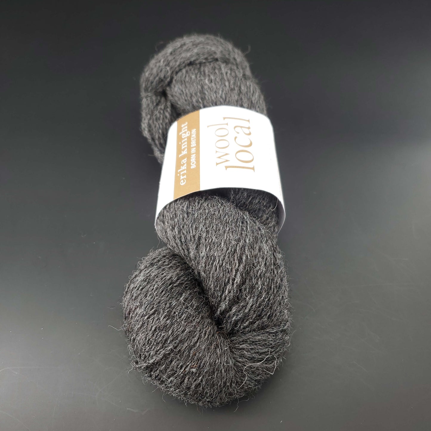 echeveau de laine erika knight wool local coloris 806 cathy dark grey sur fond noir