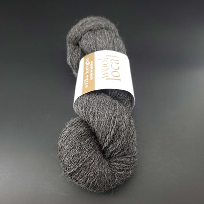 echeveau de laine erika knight wool local coloris 806 cathy dark grey sur fond noir