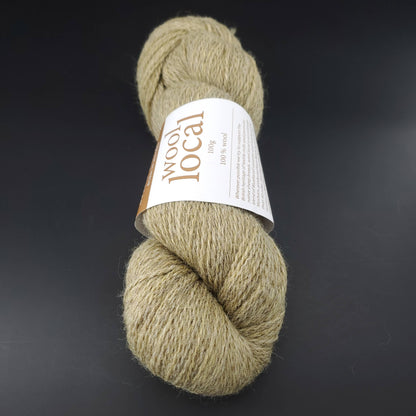 echeveau de laine erika knight wool local coloris 807 ingleton sur fond noir