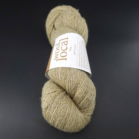 echeveau de laine erika knight wool local coloris 807 ingleton sur fond noir