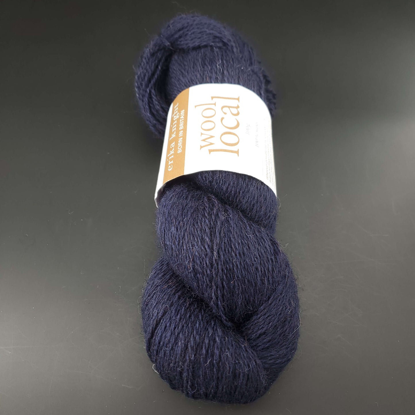 echeveau de laine erika knight wool local coloris 808 bingley navy sur fond noir