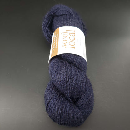 echeveau de laine erika knight wool local coloris 808 bingley navy sur fond noir