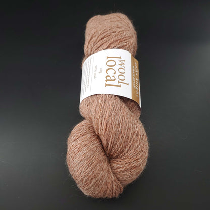 echeveau de laine erika knight wool local coloris 810 cranfield sur fond noir