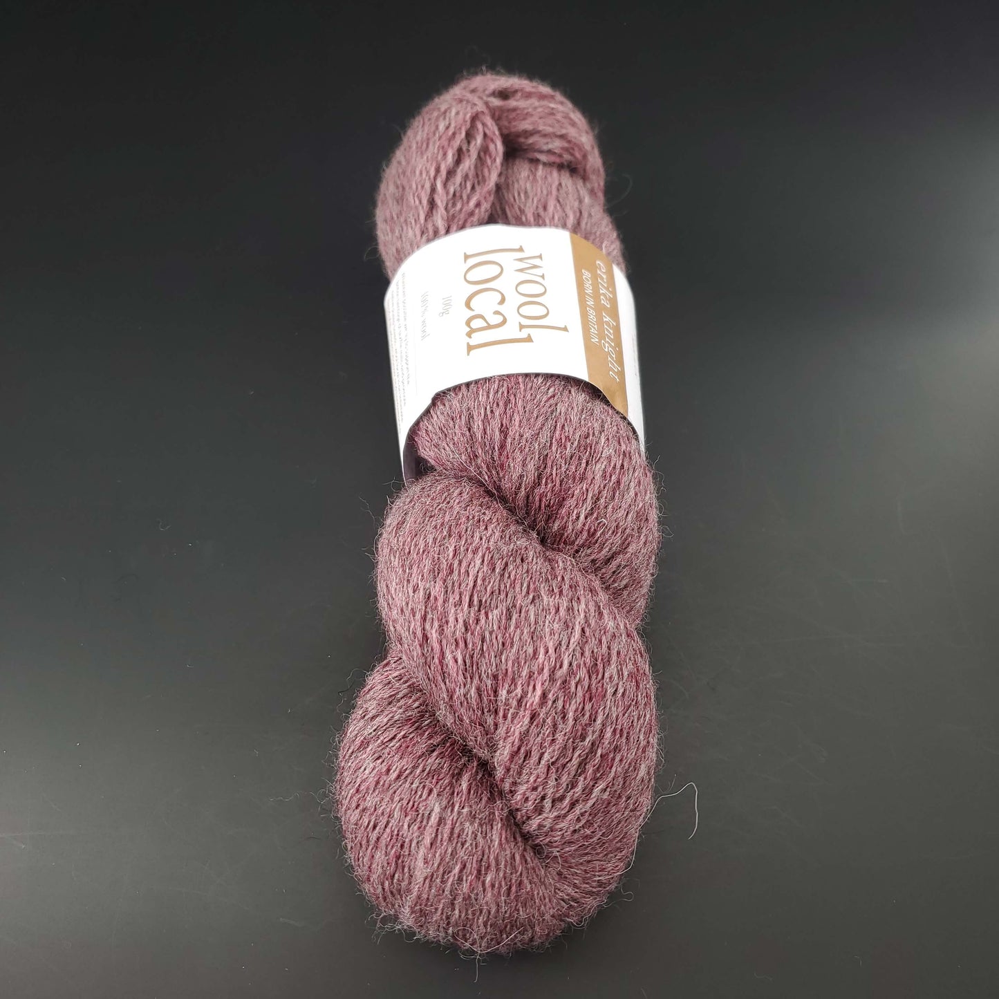echeveau de laine erika knight wool local coloris 811 wixams sur fond noir