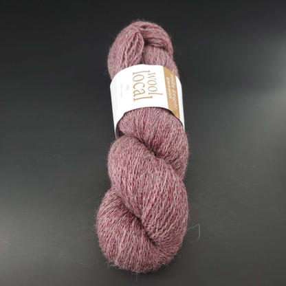 echeveau de laine erika knight wool local coloris 811 wixams sur fond noir