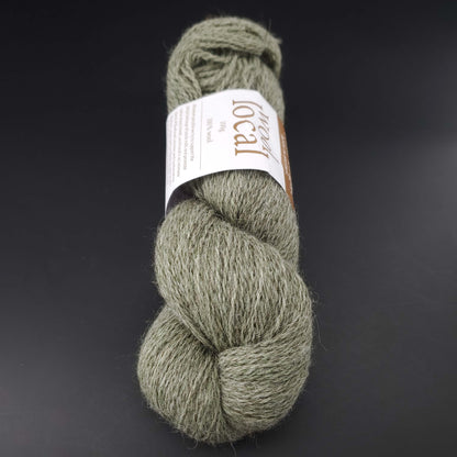 echeveau de laine erika knight wool local coloris 812 Ickwell sur fond noir