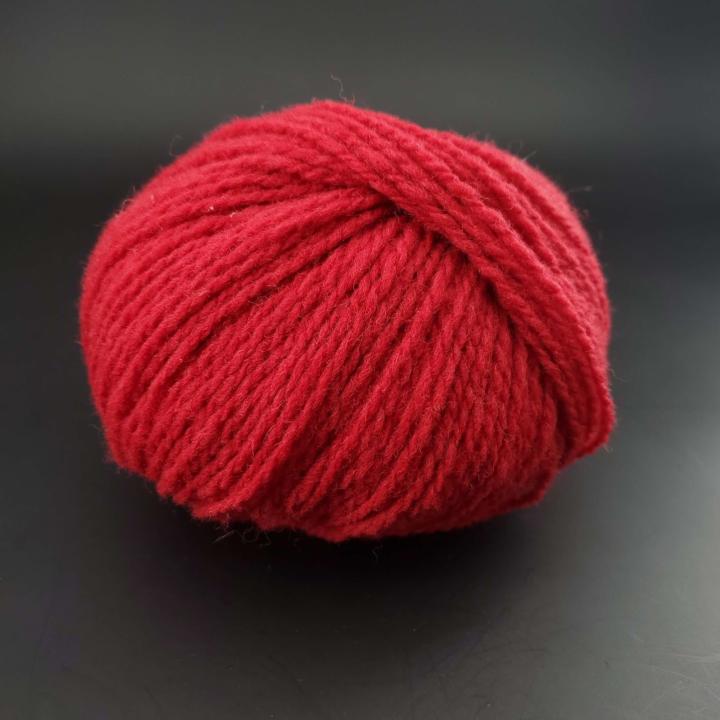 pelote de laine Fonty 1880 coloris 106 rouge sur fond noir