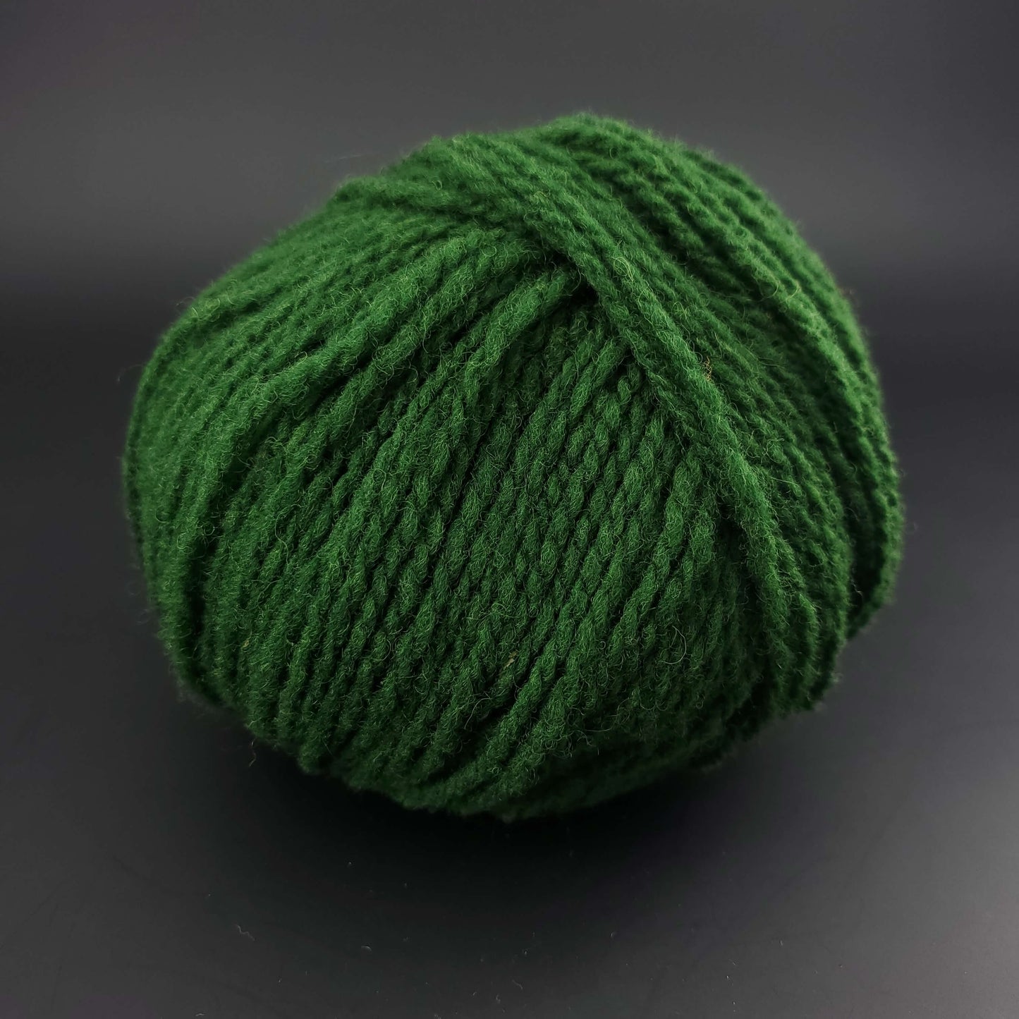 pelote de laine Fonty 1880 coloris 116 vert sur fond noir