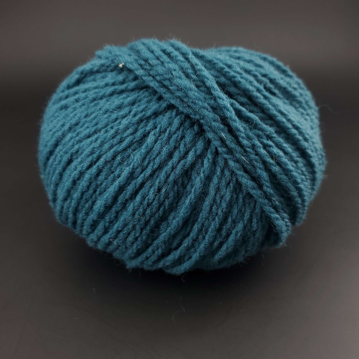pelote de laine Fonty 1880 coloris 117 bleu sur fond noir