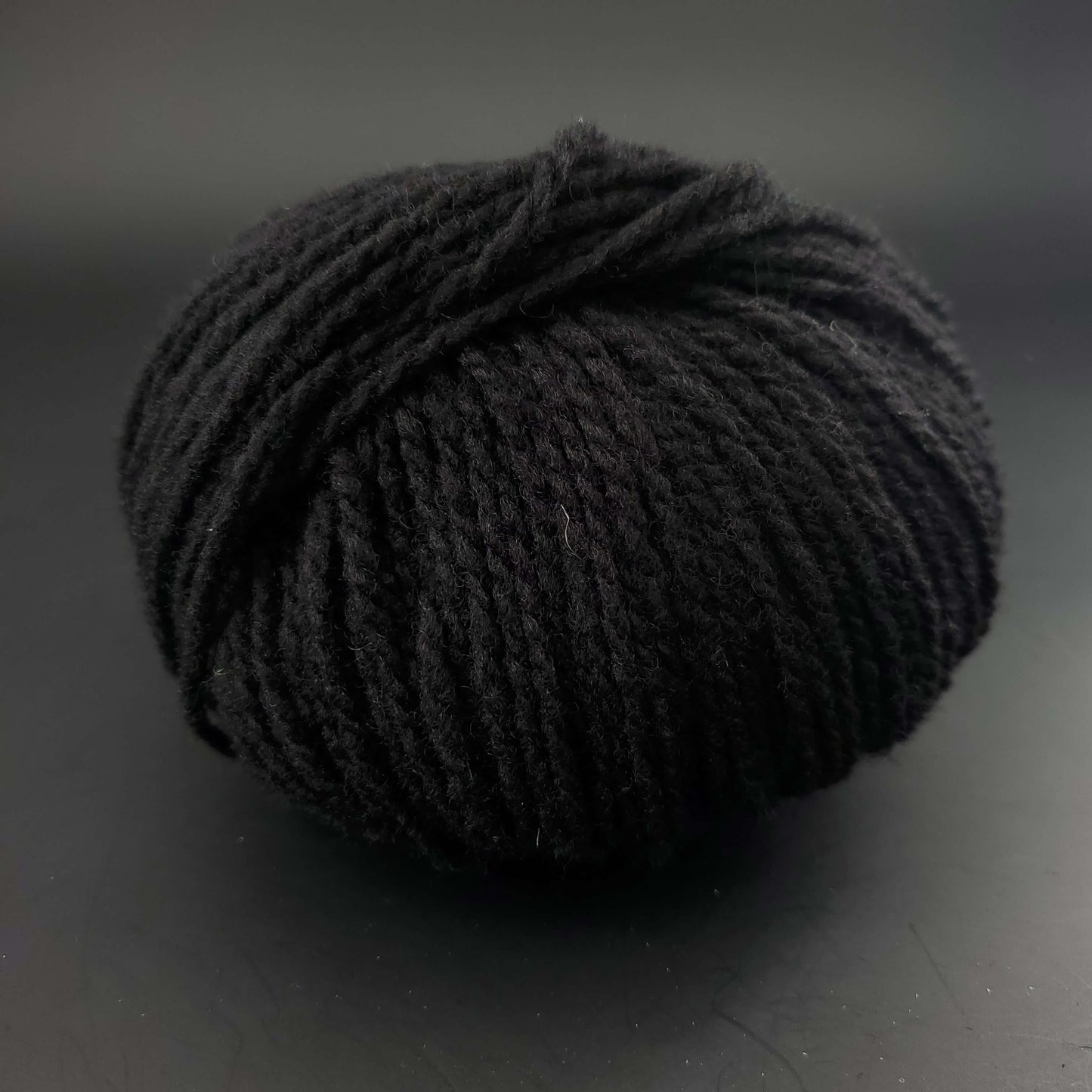 pelote de laine Fonty 1880 coloris 121 noir sur fond noir