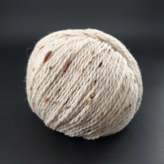 Pelote de laine Fonty Super Tweed de couleur 01 ecru sur fond noir