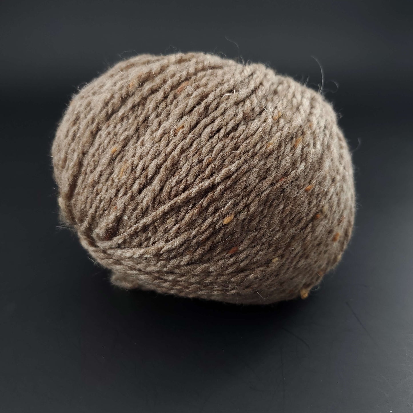 Pelote de laine Fonty Super Tweed de couleur 02 beige sur fond noir