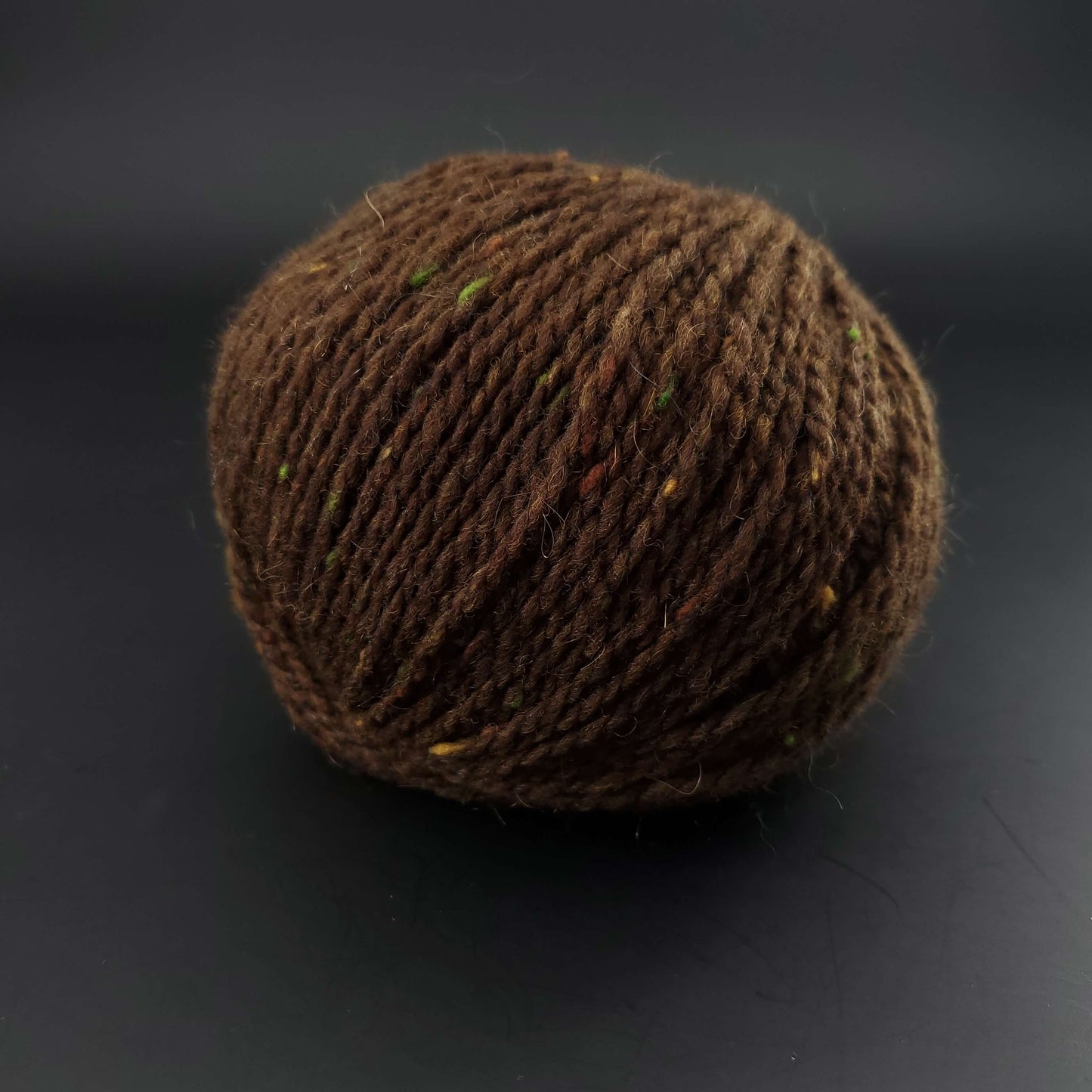 Pelote de laine Fonty Super Tweed de couleur 03 marron sur fond noir