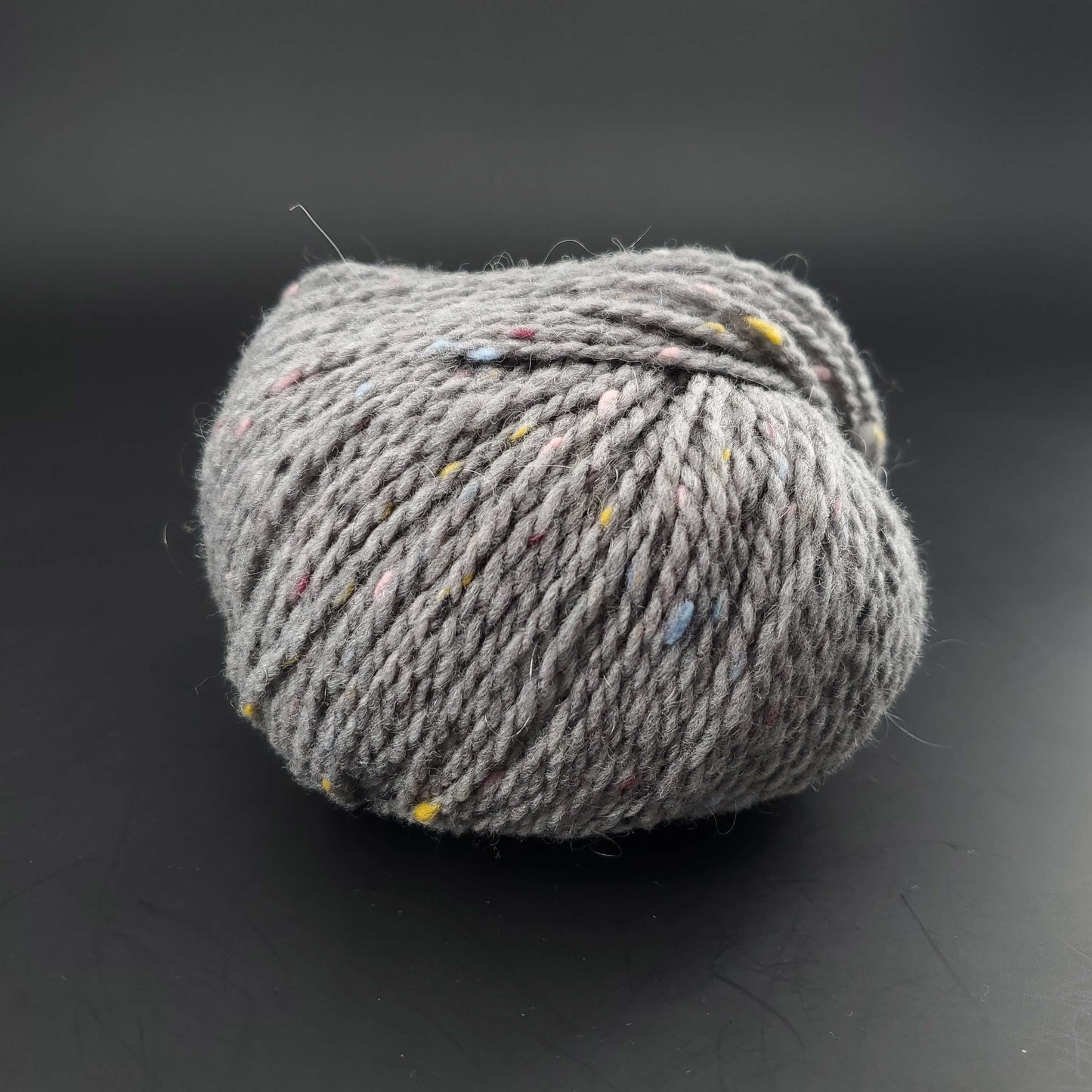 Pelote de laine Fonty Super Tweed de couleur 04 gris clair sur fond noir