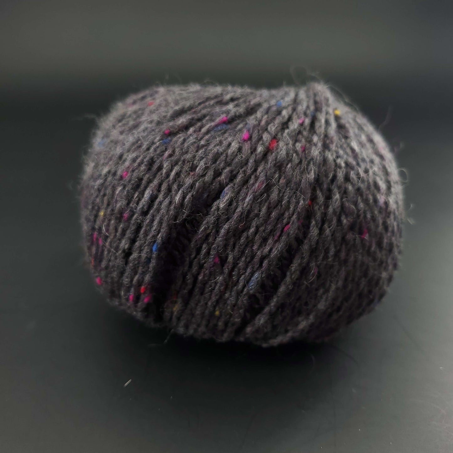 Pelote de laine Fonty Super Tweed de couleur 05 gris moyen sur fond noir