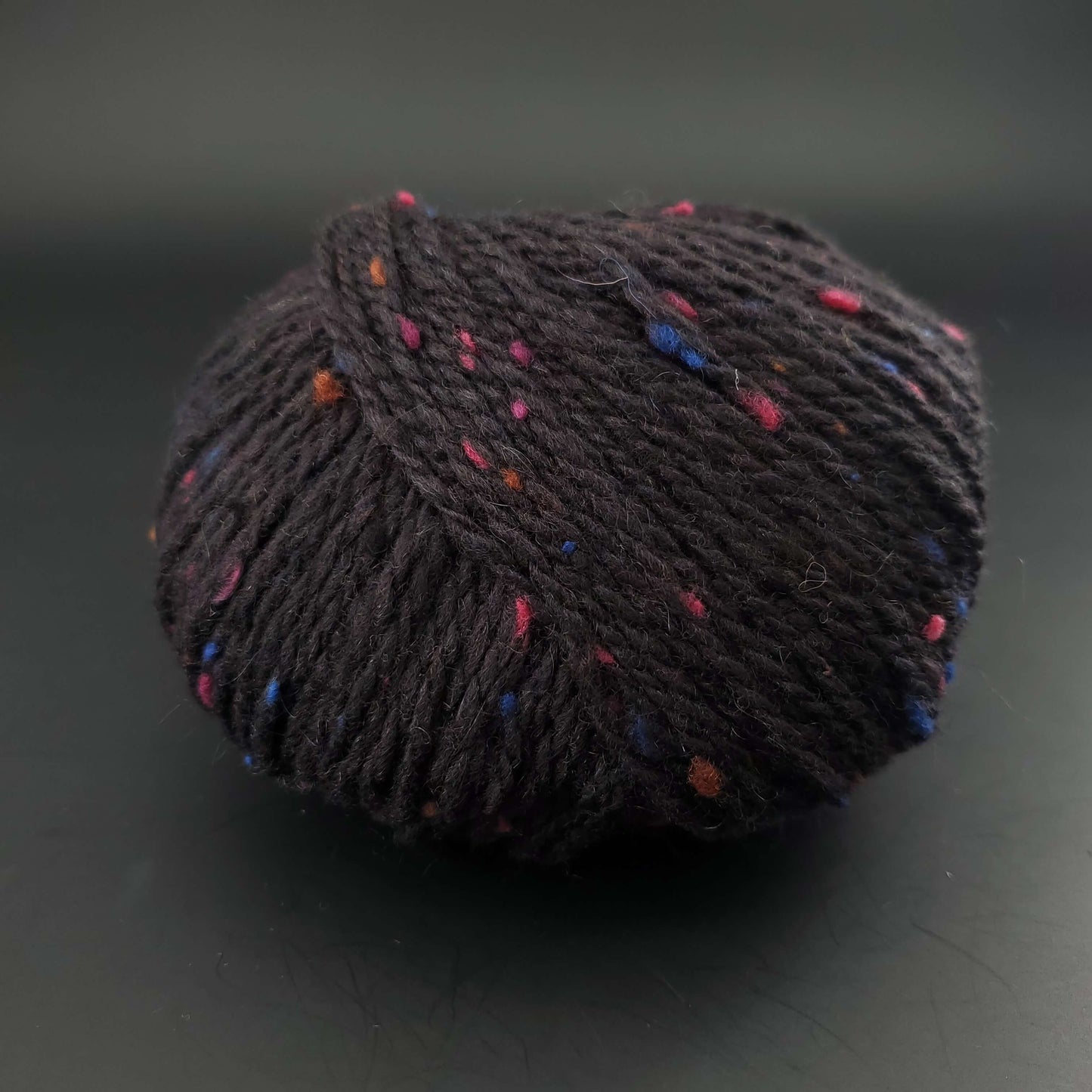 Pelote de laine Fonty Super Tweed de couleur 06 noir sur fond noir