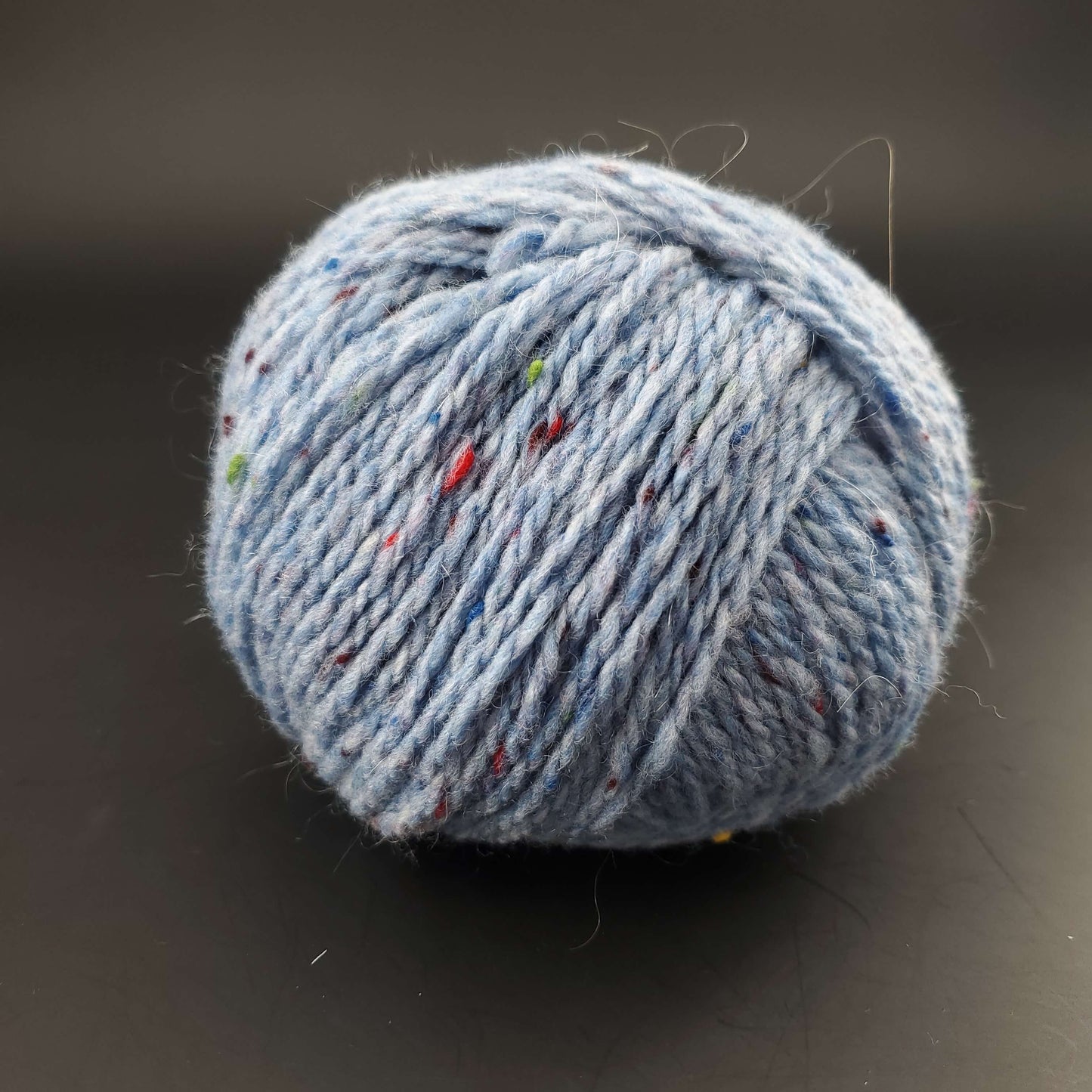 Pelote de laine Fonty Super Tweed de couleur 09 bleur clair sur fond noir