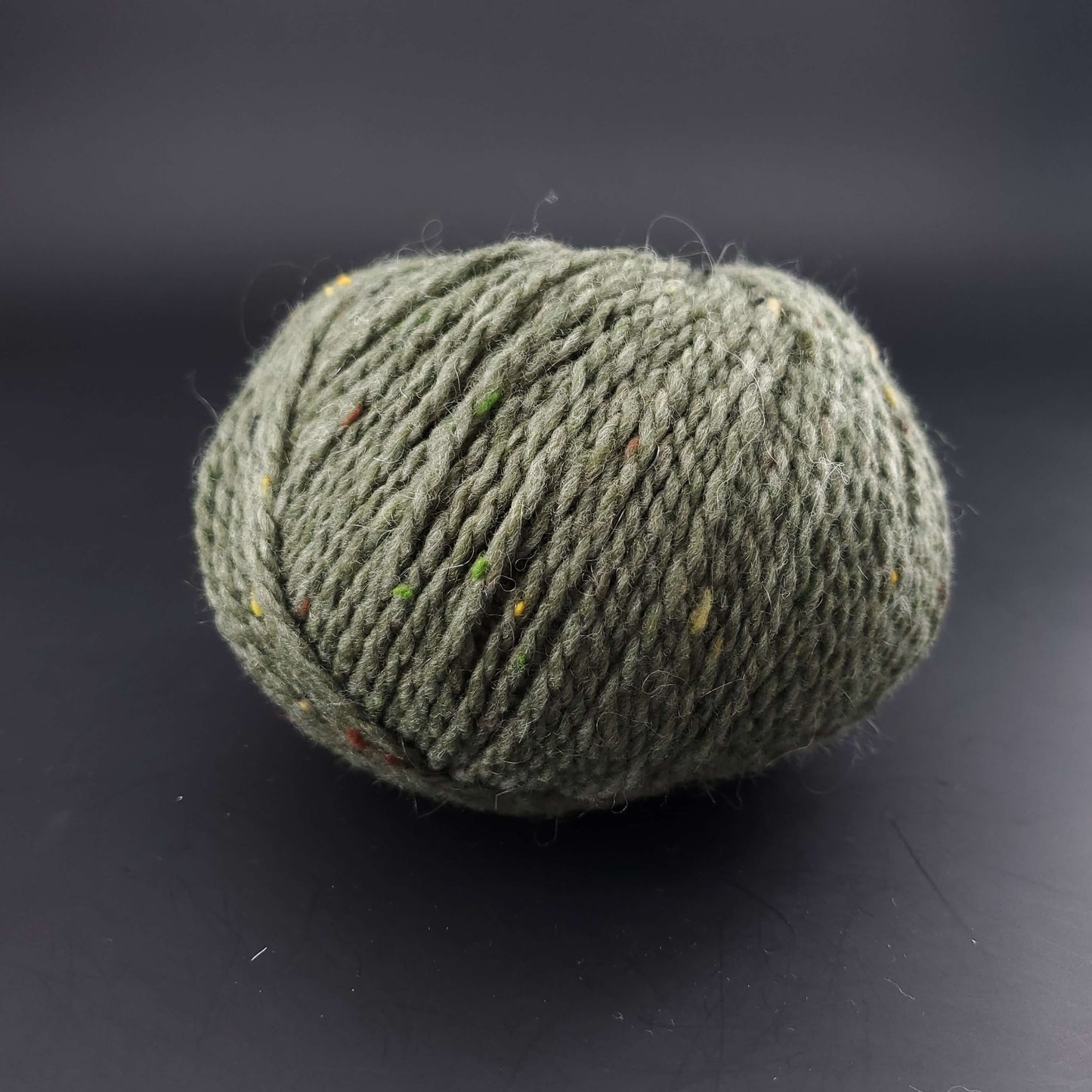 Pelote de laine Fonty Super Tweed de couleur 11 vert moyen sur fond noir