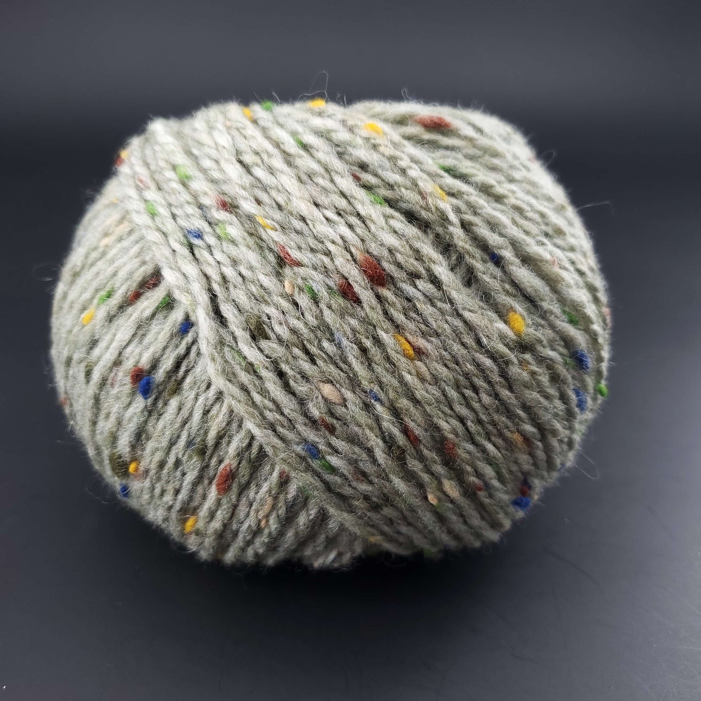 Pelote de laine Fonty Super Tweed de couleur 12 vert clair sur fond noir