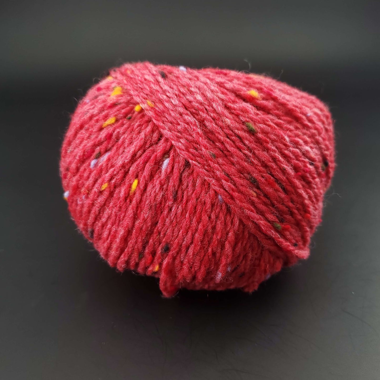 Pelote de laine Fonty Super Tweed de couleur 17 rouge moyen sur fond noir