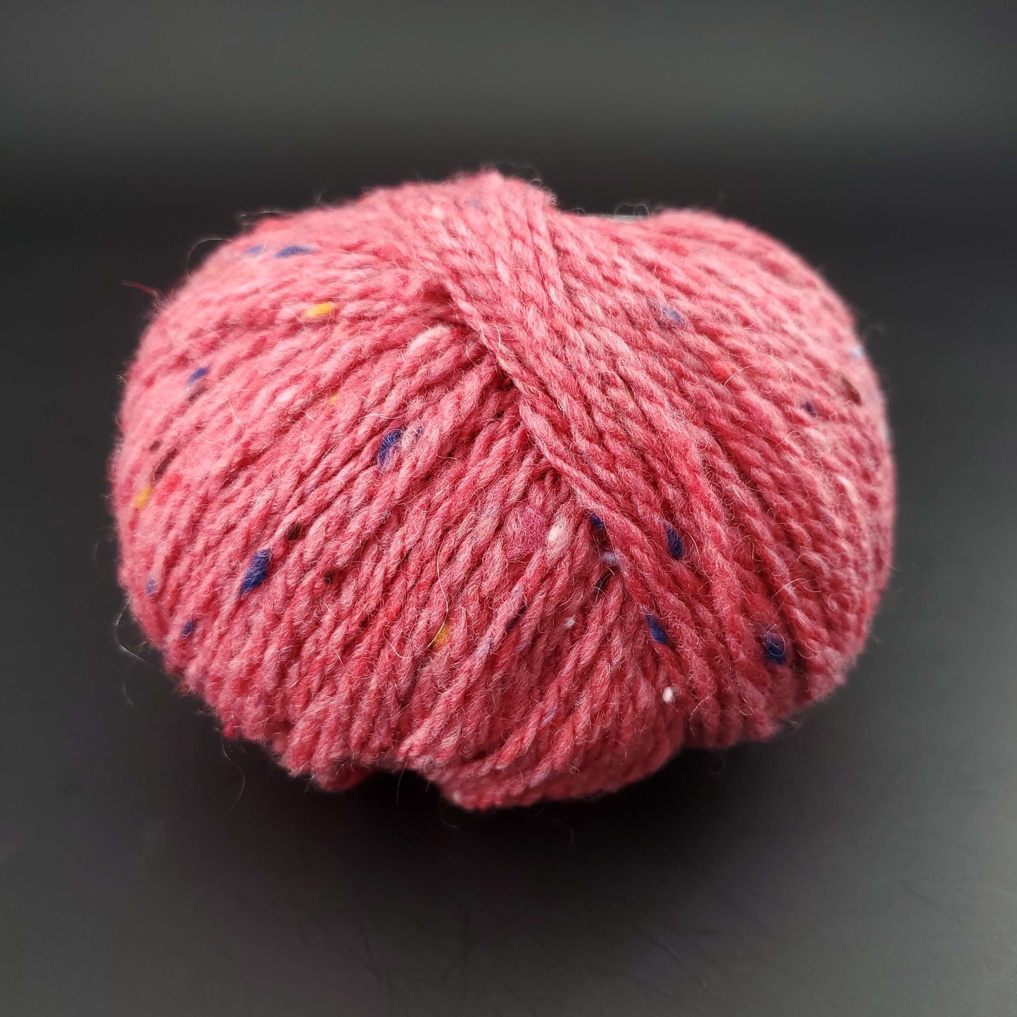 Pelote de laine Fonty Super Tweed de couleur 18 rouge clair sur fond noir