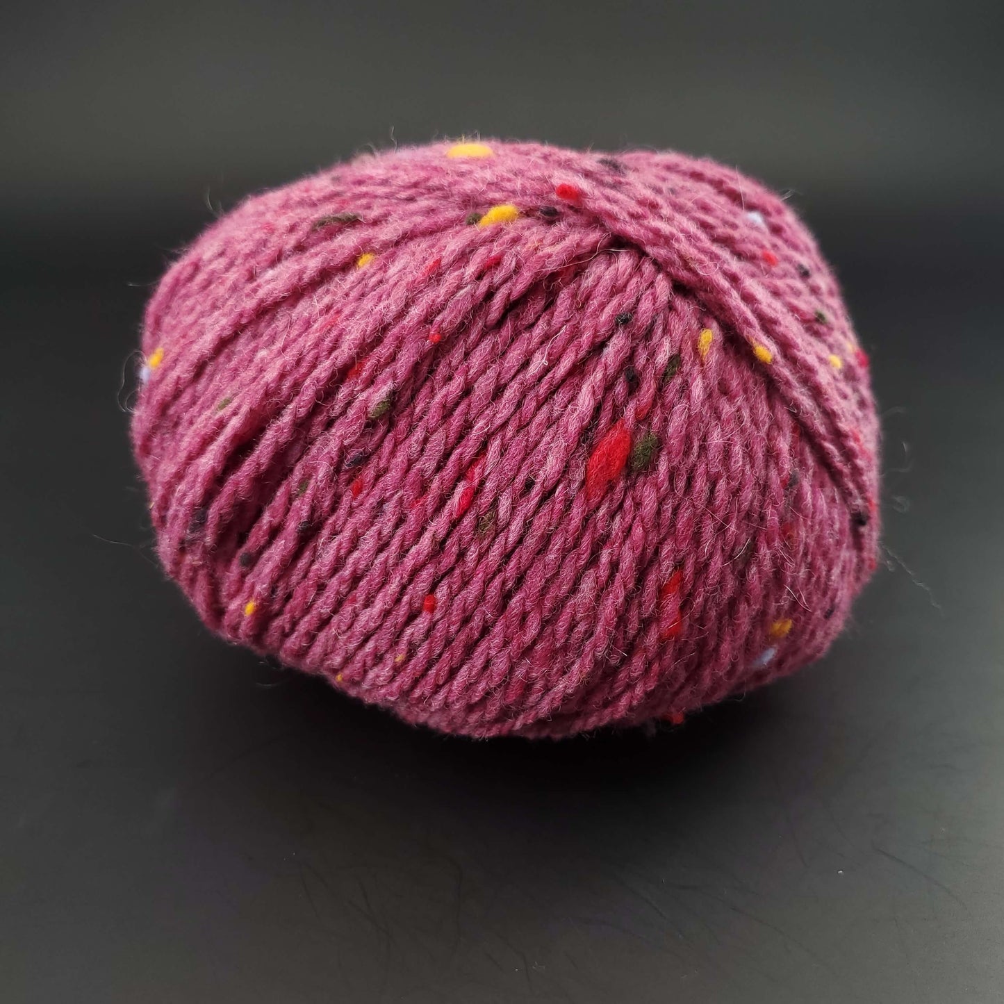 Pelote de laine Fonty Super Tweed de couleur 23 violet moyen sur fond noir