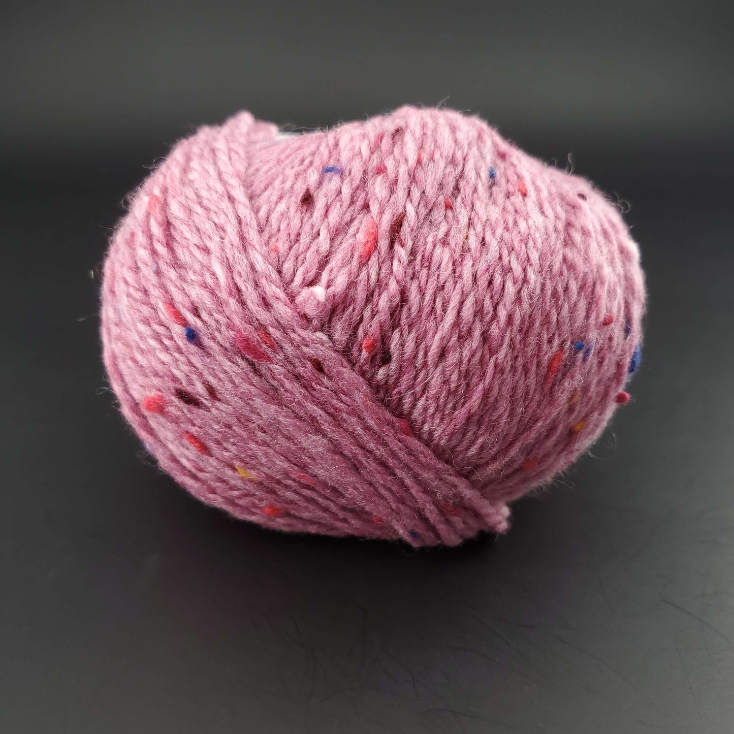 Pelote de laine Fonty Super Tweed de couleur 24 violet clair sur fond noir