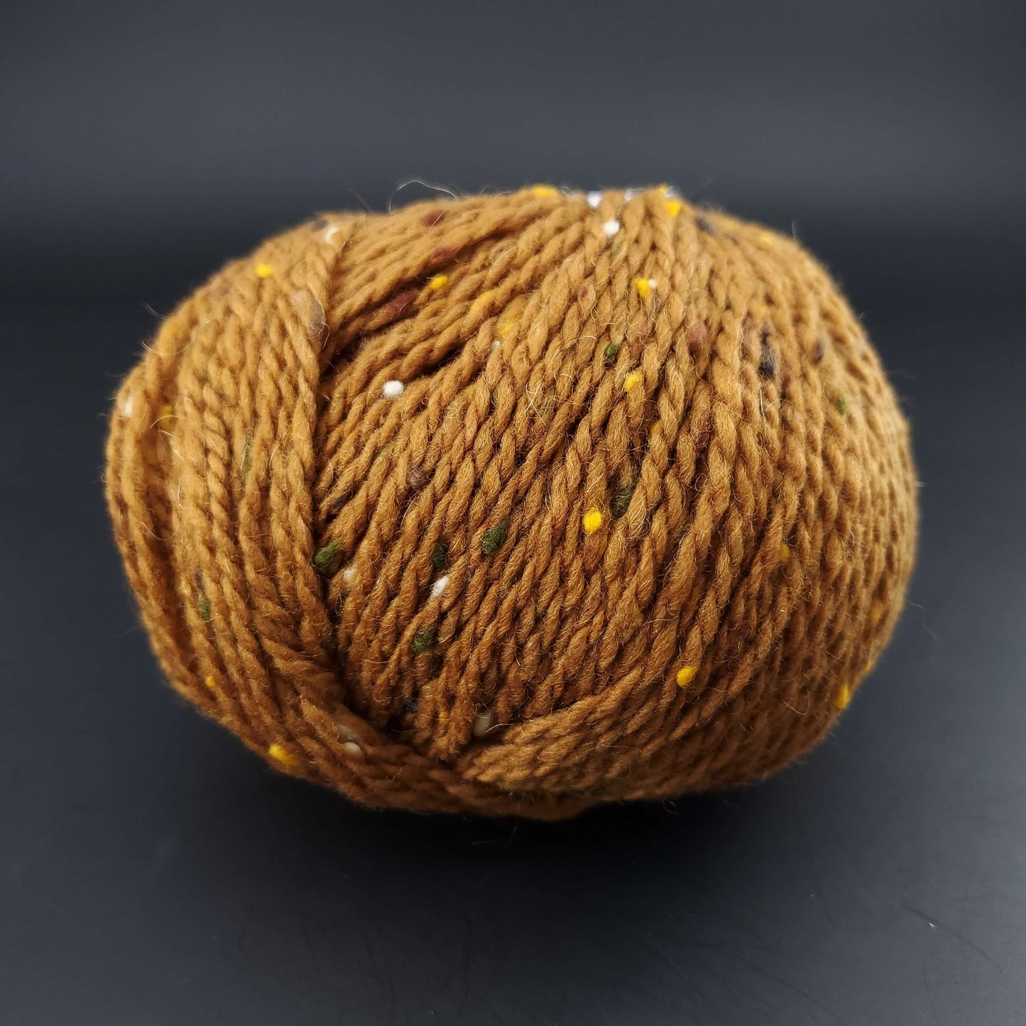 Pelote de laine Fonty Super Tweed de couleur 25 jaune foncé sur fond noir