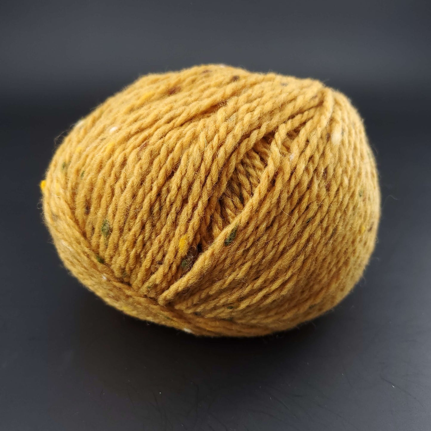 Pelote de laine Fonty Super Tweed de couleur 26 jaune moyen sur fond noir
