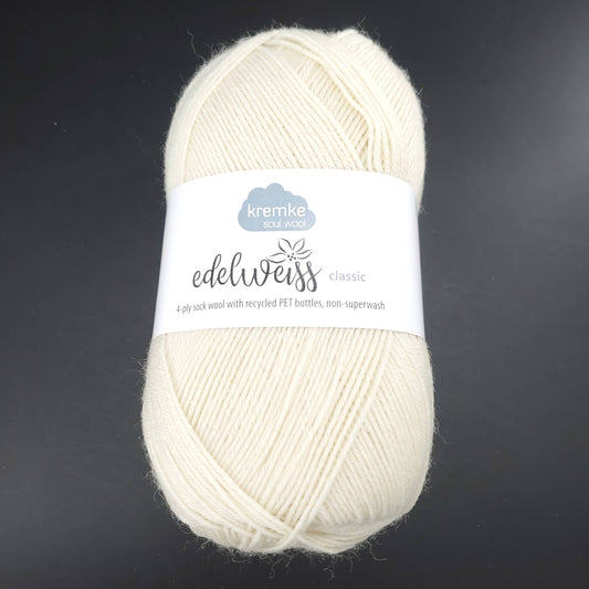 pelote de laine edelweiss classic de marque kremke de coloris 400 ecru pour tricot et crochet sur fond noir