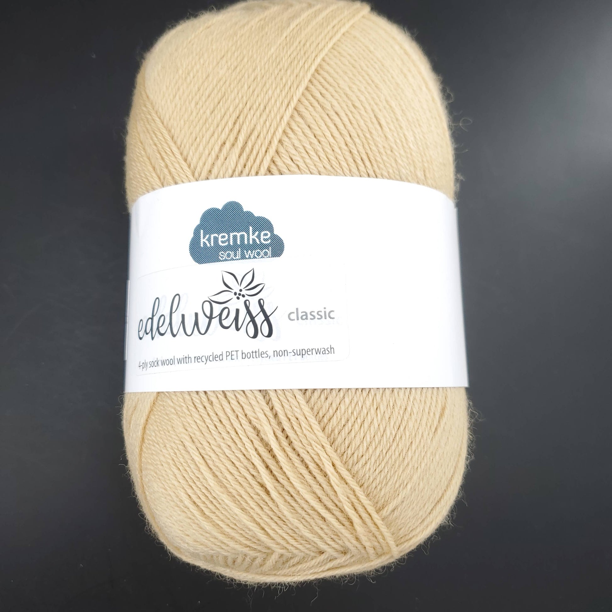 pelote de laine edelweiss classic de marque kremke de coloris 401 vanille pour tricot et crochet sur fond noir