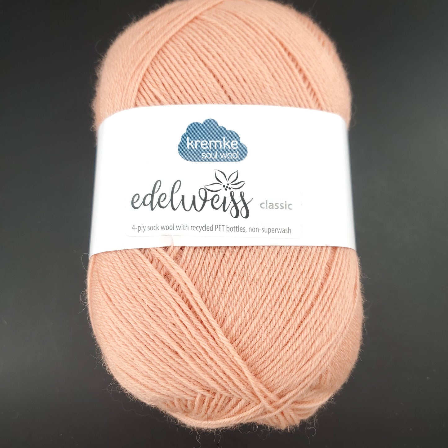 pelote de laine edelweiss classic de marque kremke de coloris 402 saumon pour tricot et crochet sur fond noir