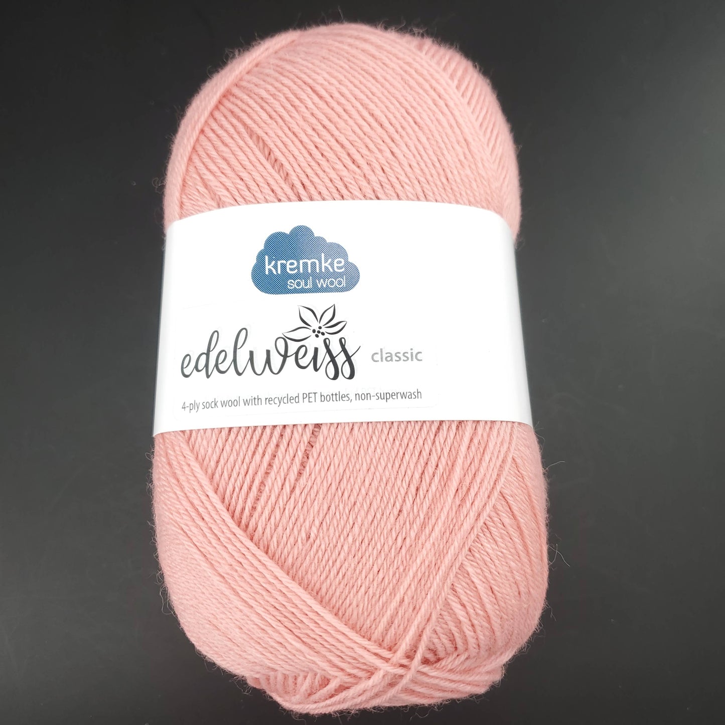pelote de laine edelweiss classic de marque kremke de coloris 403 rose clair pour tricot et crochet sur fond noir