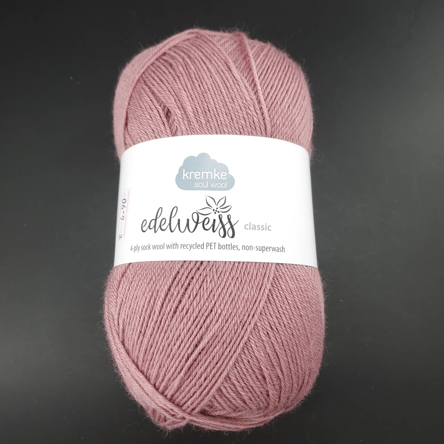 pelote de laine edelweiss classic de marque kremke de coloris 404 vieux rose pour tricot et crochet sur fond noir
