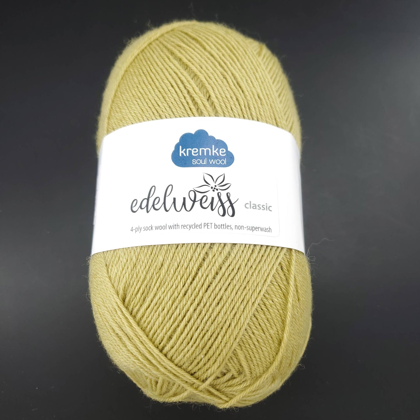 pelote de laine edelweiss classic de marque kremke de coloris 413 vert kiwi pour tricot et crochet sur fond noir