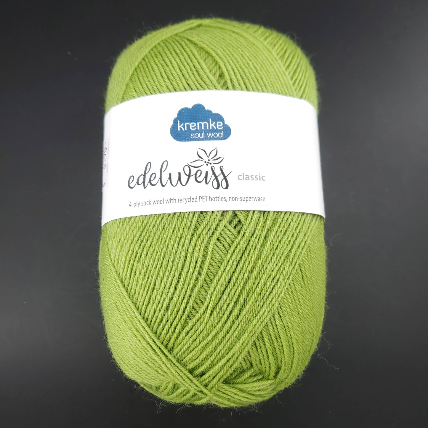 pelote de laine edelweiss classic de marque kremke de coloris 414 vert gazon pour tricot et crochet sur fond noir