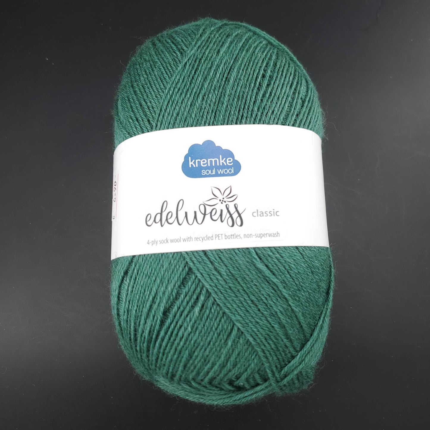 pelote de laine edelweiss classic de marque kremke de coloris 417 vert moyen pour tricot et crochet sur fond noir